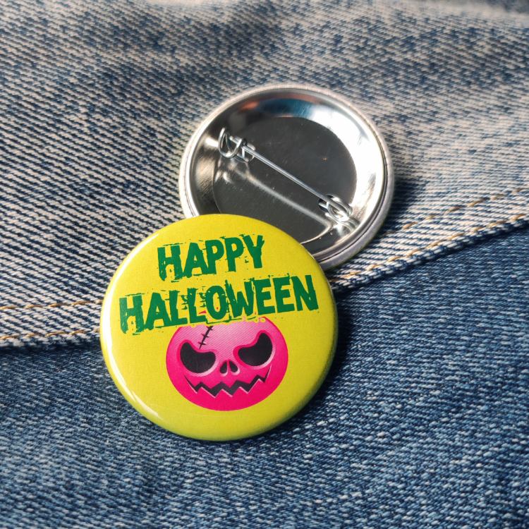 Ansteckbutton Happy Halloween Fratze pink auf Jeans mit Rückseite